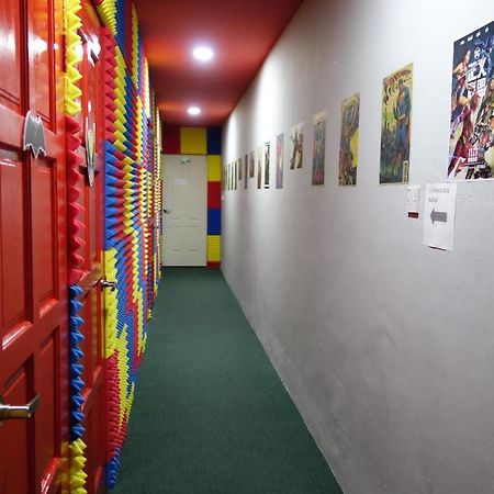 Hero Hostel Kuching Buitenkant foto