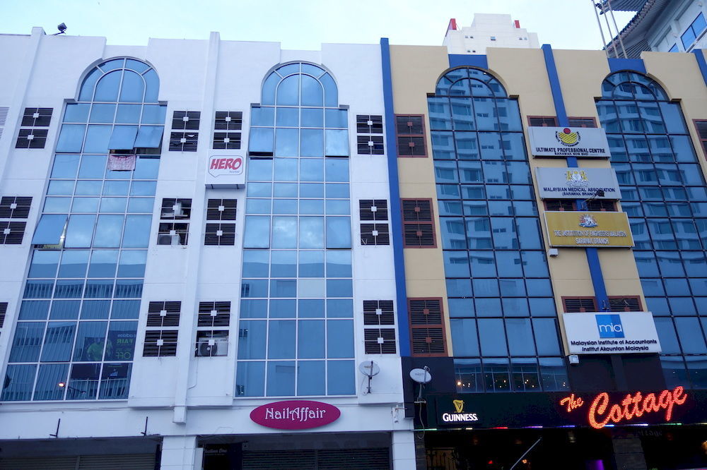 Hero Hostel Kuching Buitenkant foto
