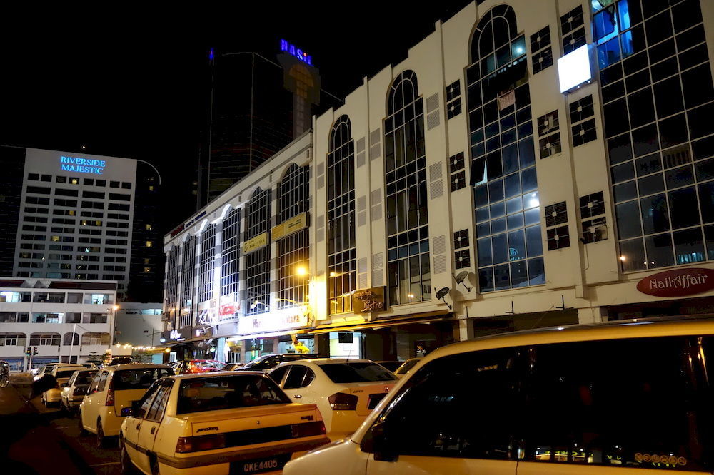Hero Hostel Kuching Buitenkant foto