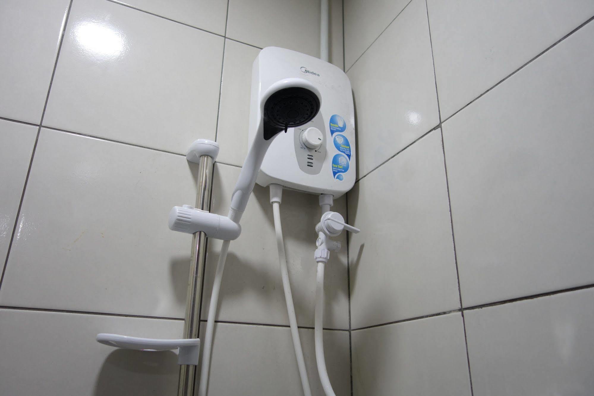 Hero Hostel Kuching Buitenkant foto