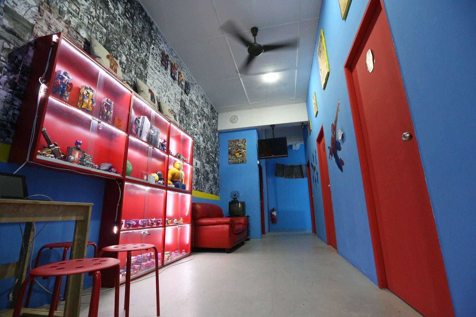 Hero Hostel Kuching Buitenkant foto