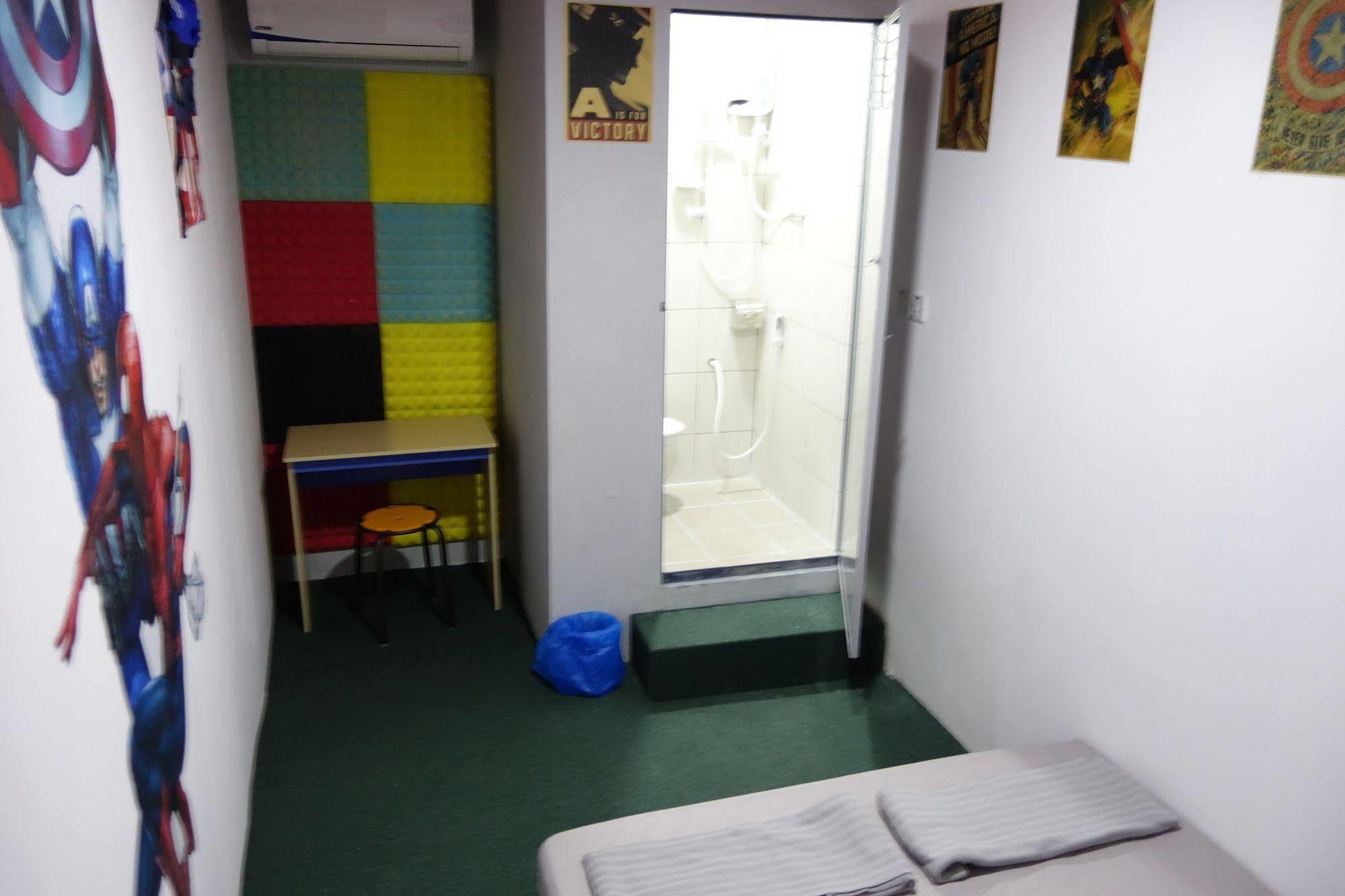 Hero Hostel Kuching Buitenkant foto