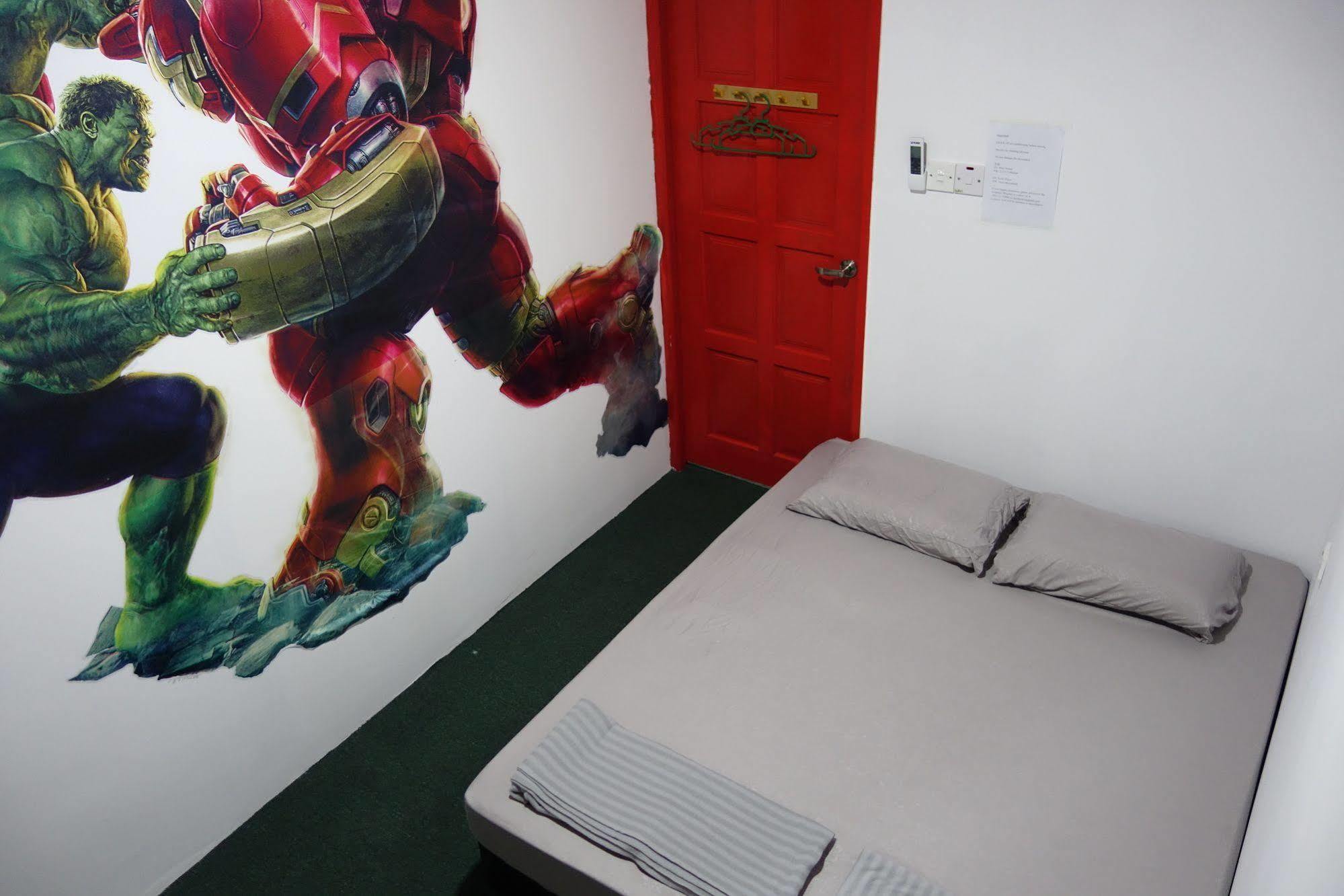 Hero Hostel Kuching Buitenkant foto