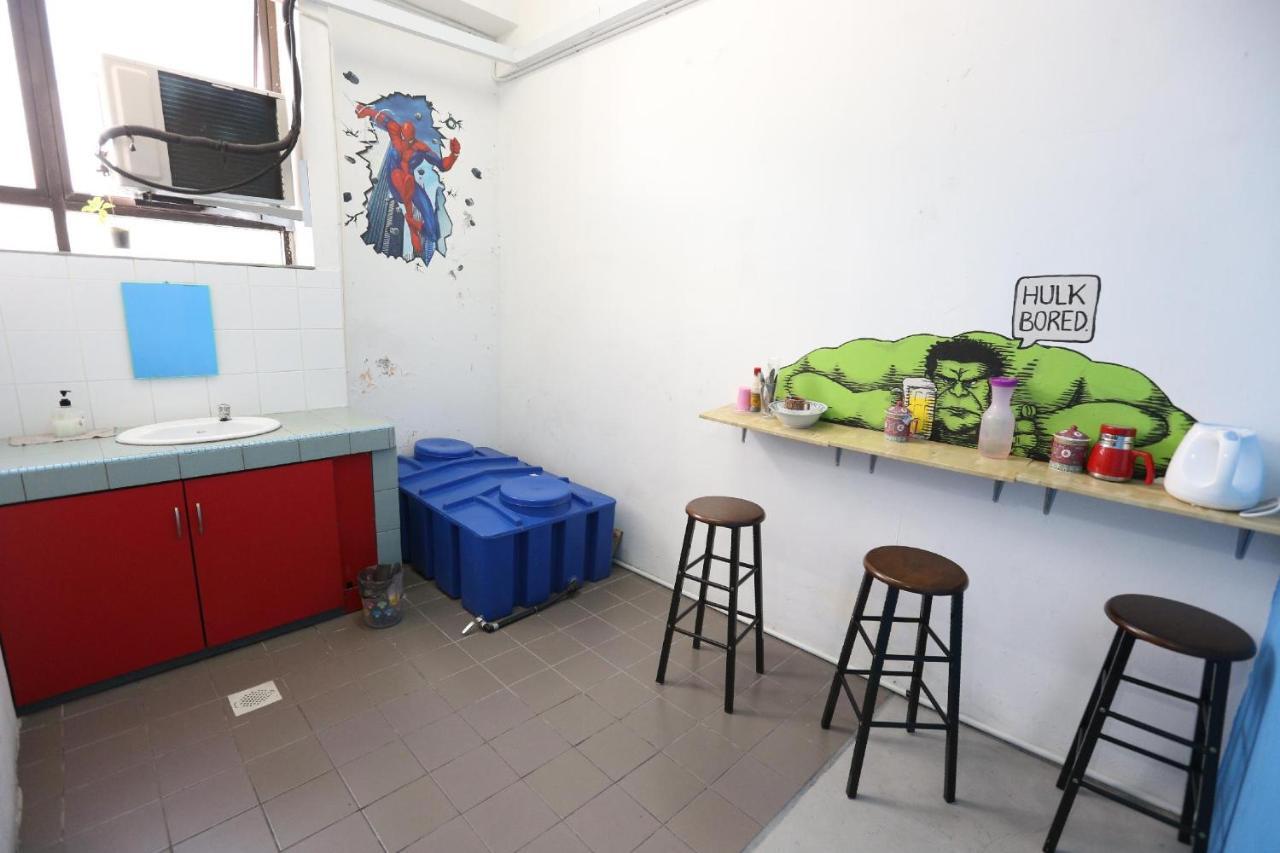 Hero Hostel Kuching Buitenkant foto