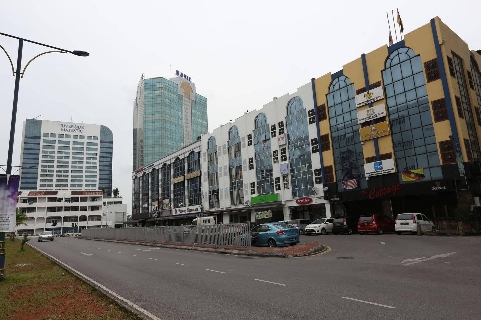 Hero Hostel Kuching Buitenkant foto