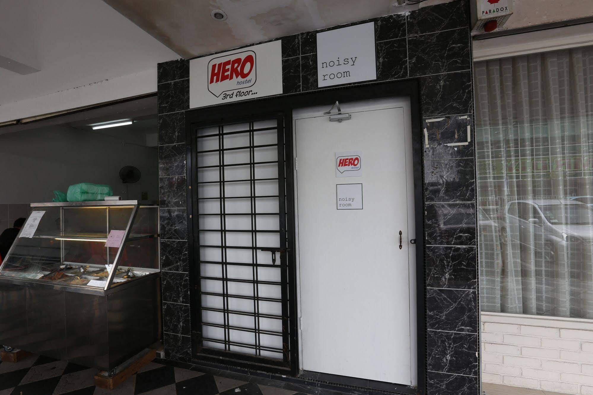 Hero Hostel Kuching Buitenkant foto