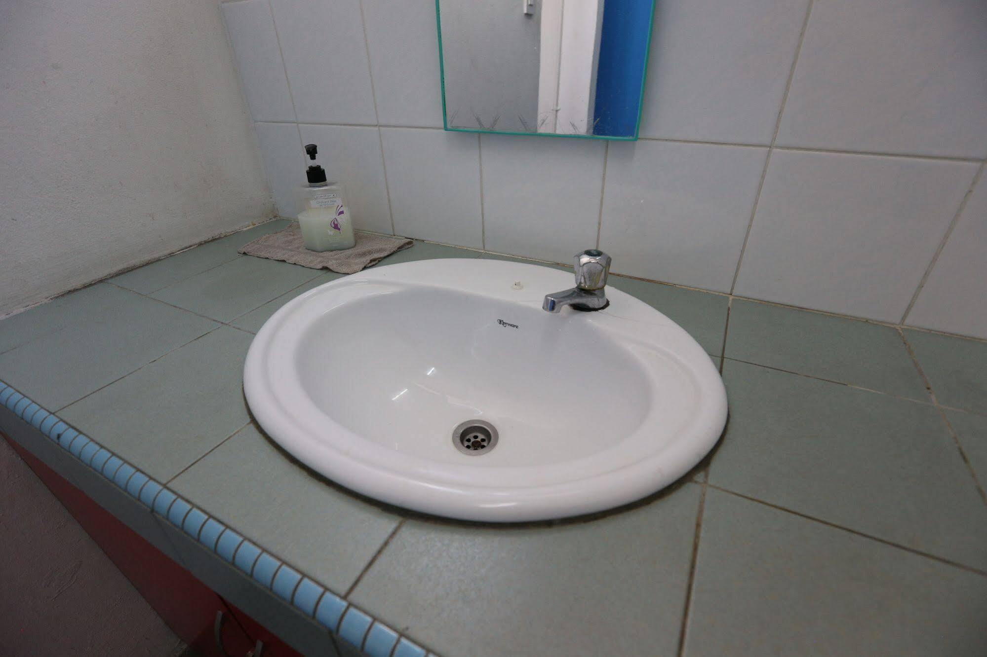 Hero Hostel Kuching Buitenkant foto