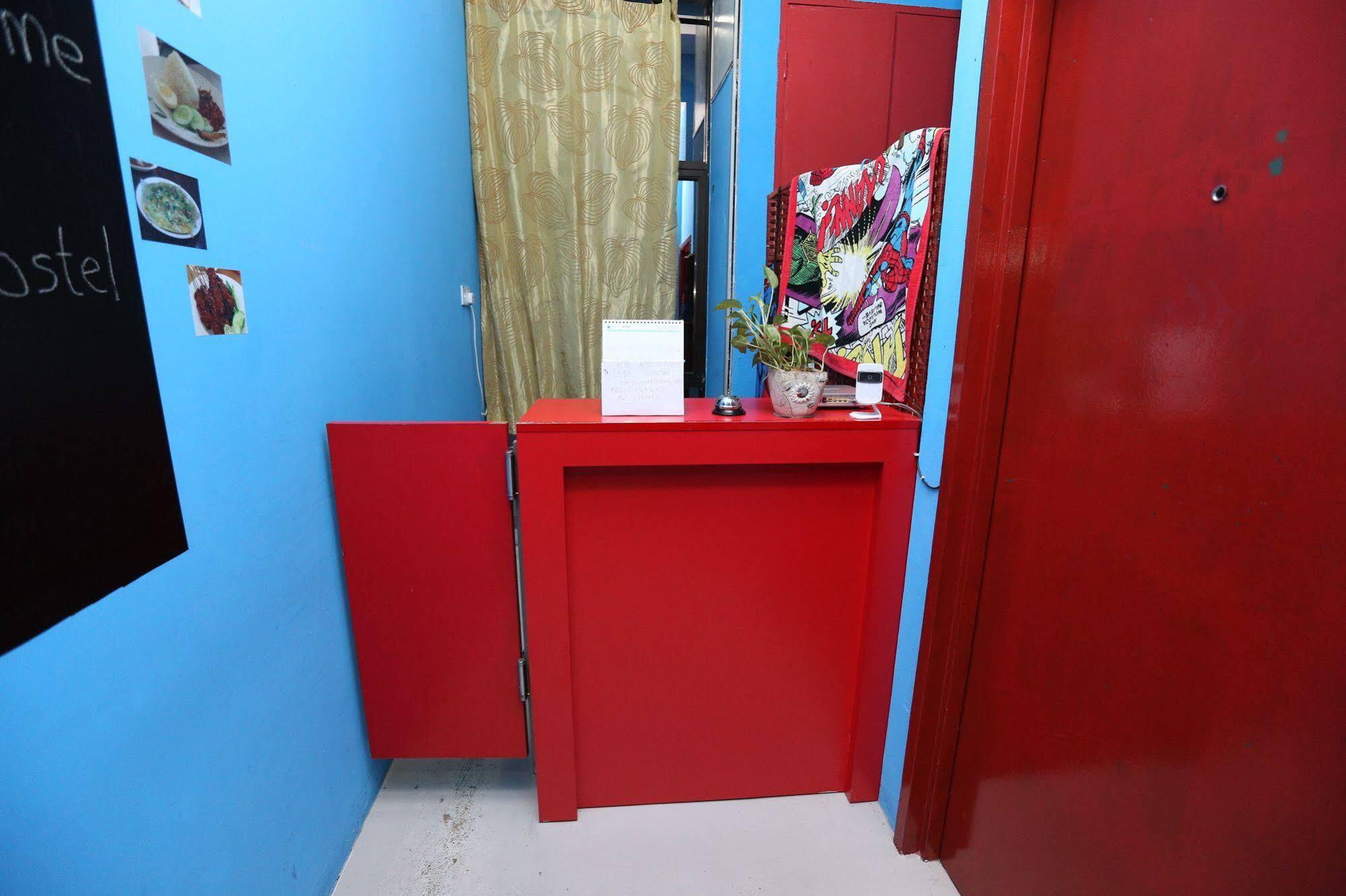 Hero Hostel Kuching Buitenkant foto